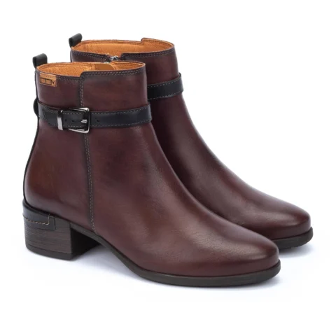 Botín con detalle en tacón